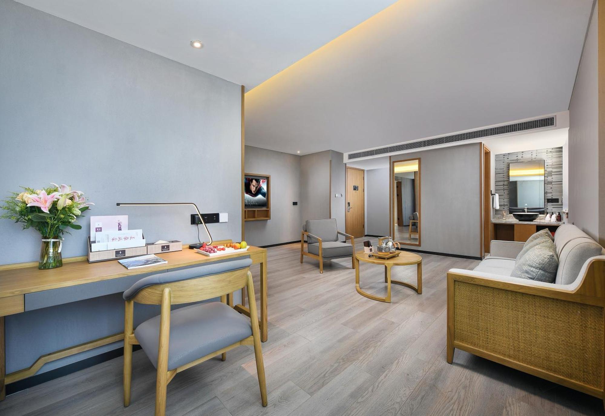 Mehood Lestie International Hotel Nancun Wanbo Metro Station Branch - Free Shuttle Bus To Canton Fair Complex During Canton Fair Period & Free Breakfast & Free Afternoon Tea & Free Midnight Snack & Free Vpn Internet Access ภายนอก รูปภาพ