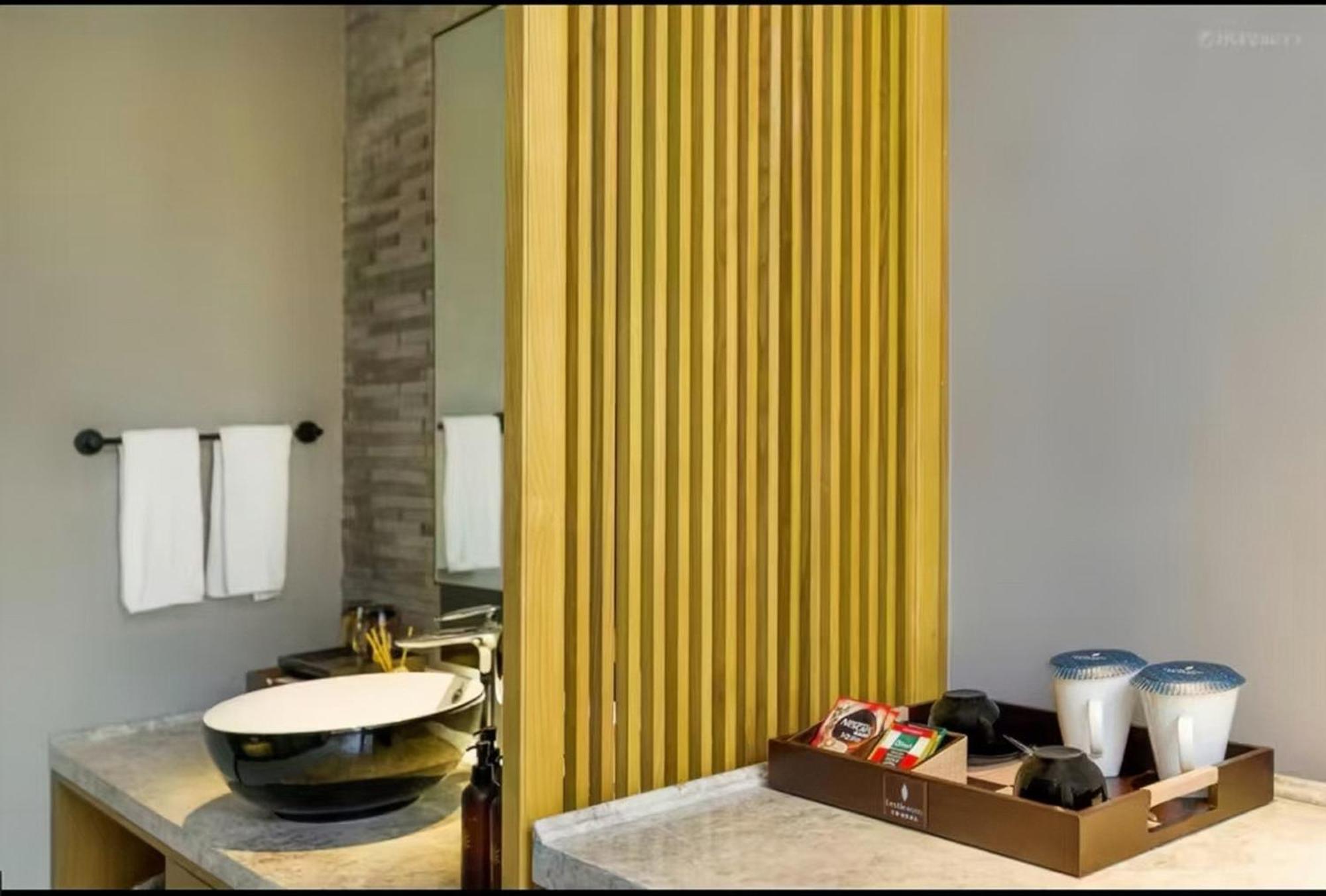 Mehood Lestie International Hotel Nancun Wanbo Metro Station Branch - Free Shuttle Bus To Canton Fair Complex During Canton Fair Period & Free Breakfast & Free Afternoon Tea & Free Midnight Snack & Free Vpn Internet Access ภายนอก รูปภาพ