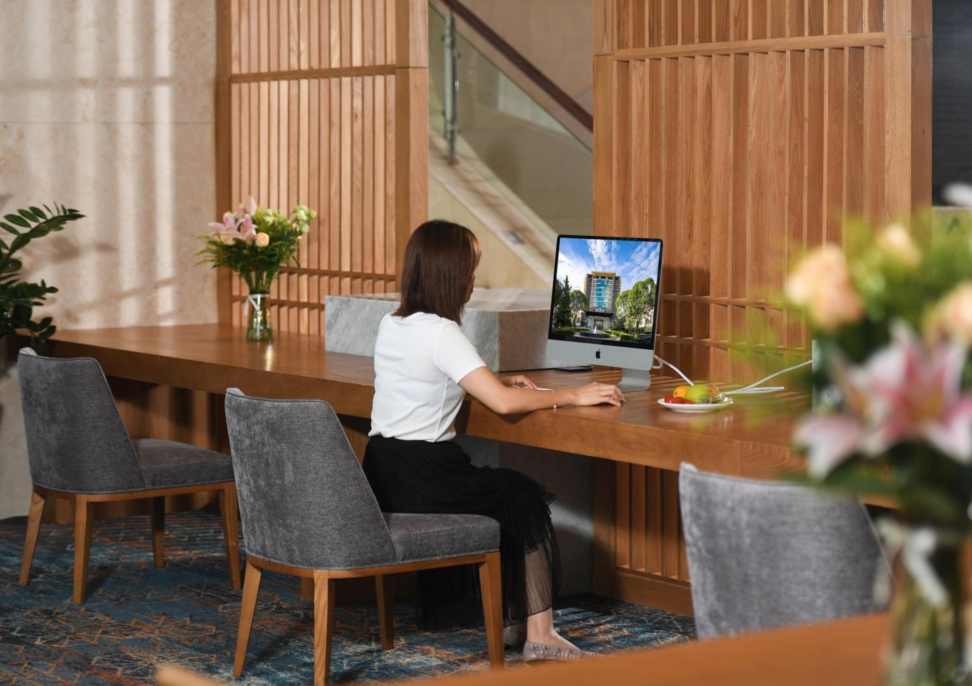 Mehood Lestie International Hotel Nancun Wanbo Metro Station Branch - Free Shuttle Bus To Canton Fair Complex During Canton Fair Period & Free Breakfast & Free Afternoon Tea & Free Midnight Snack & Free Vpn Internet Access ภายนอก รูปภาพ